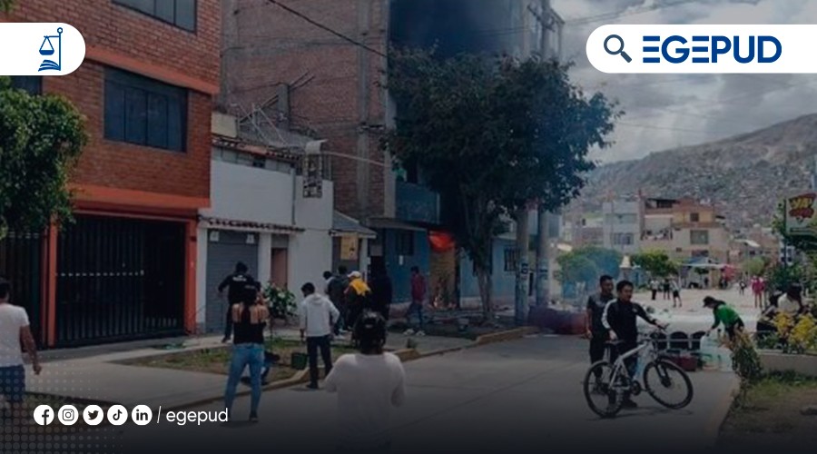 Ayacucho: manifestantes quemaron y saquearon dos dependencias del Ministerio Pblico